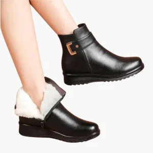 Dam ankelboots med dragkedja på sidan och dekorativ rem