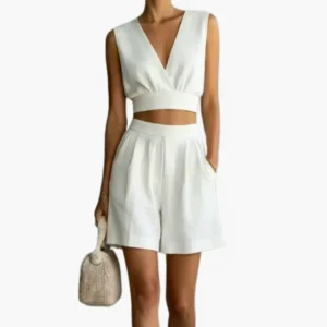 Damset med V-ringad crop top och högmidjade shorts