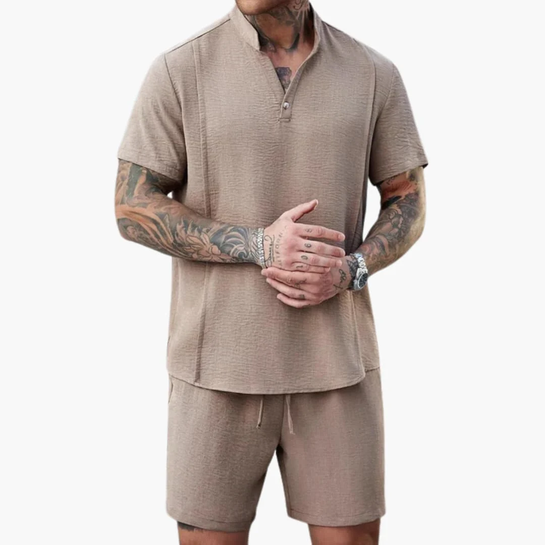 Herrset i två delar med Henley-tröja och shorts med dragsko