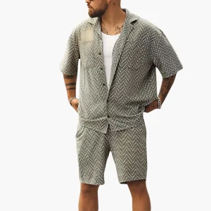 Herrset i två delar med kortärmad skjorta och lösa shorts