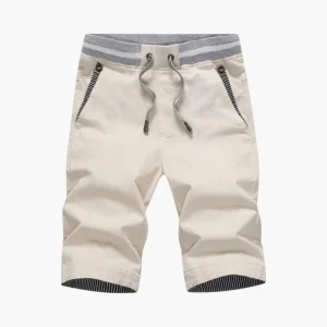 Kort herrshorts med sidofickor och uppvikt fåll