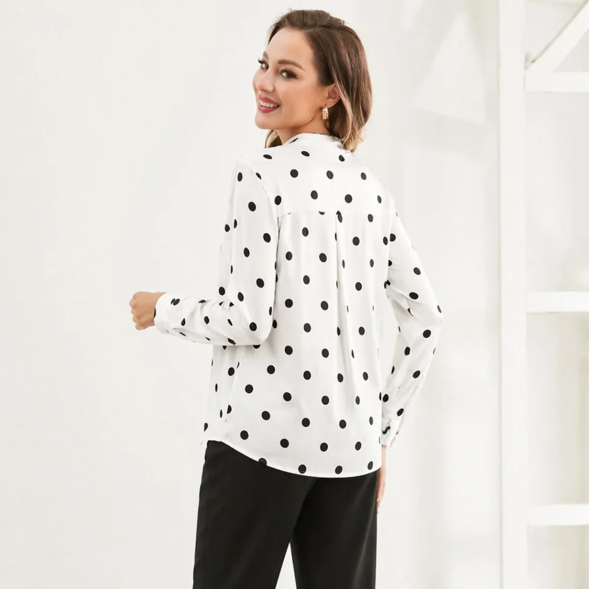Polka Dots Silk Blus Fluga Hals Siden Button Down Skjorta Silk Blusar för kvinnor - Bild 3